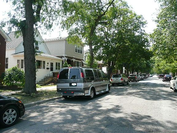 3rd image of 2402 Lombard Ave