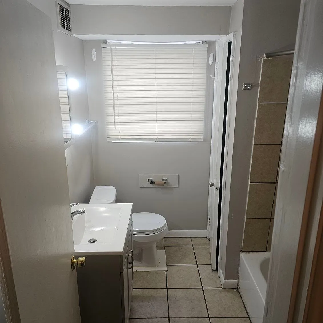2 bed, 1000 sqft, $1,300 — Photo 1
