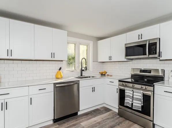 39 Moore St, Springfield, MA 01107