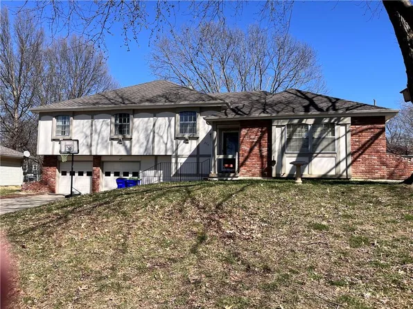 315 SE Melody Ln, Lees Summit, MO 64063