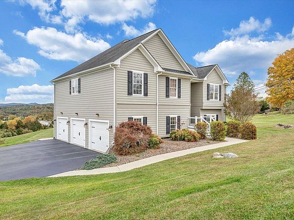 3rd image of 30 Pine Hills Dr