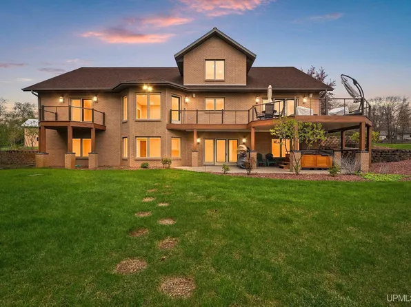 N3780 S Grand Oak Dr, Iron Mountain, MI 49801