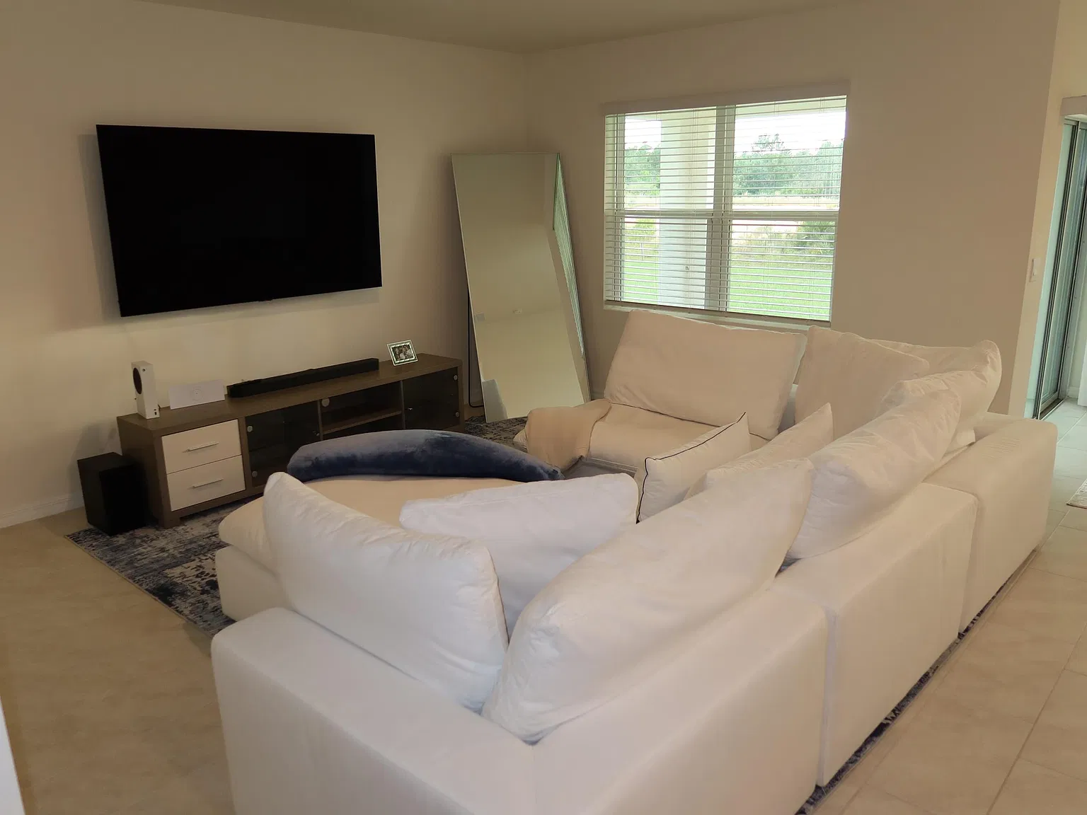 3 bed, 2.0 bath, 1672 sqft, $3,000 — Photo 2