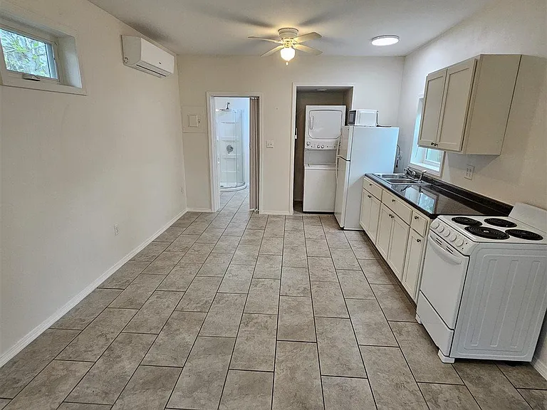 9775 N Loop Rd #1 — Photo 3
