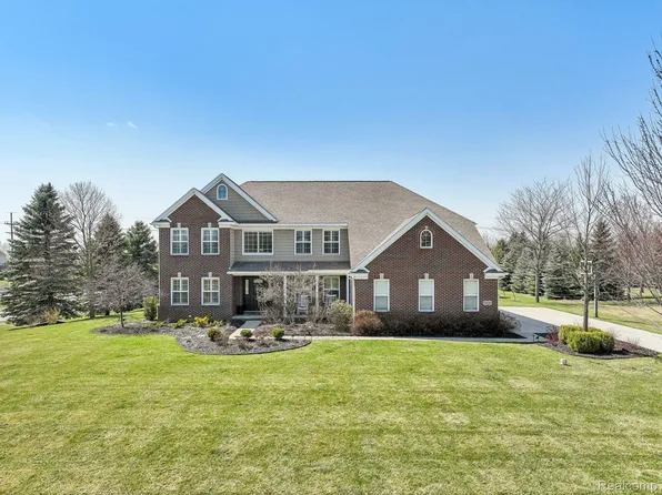 7416 Secretariat Dr, Saline, MI 48176