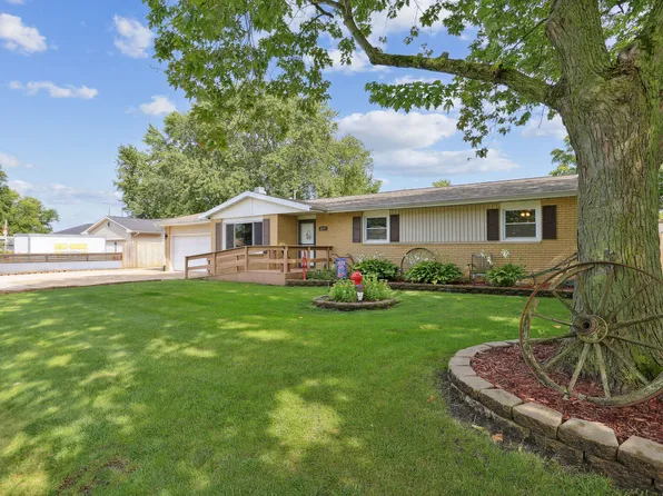 2217 Heather Hills Dr, Saint Joseph, IL 61873