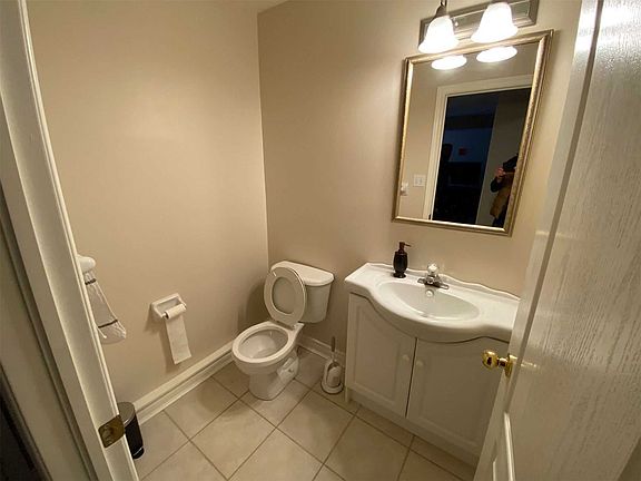 3rd image of 35 McKenzie Cres
