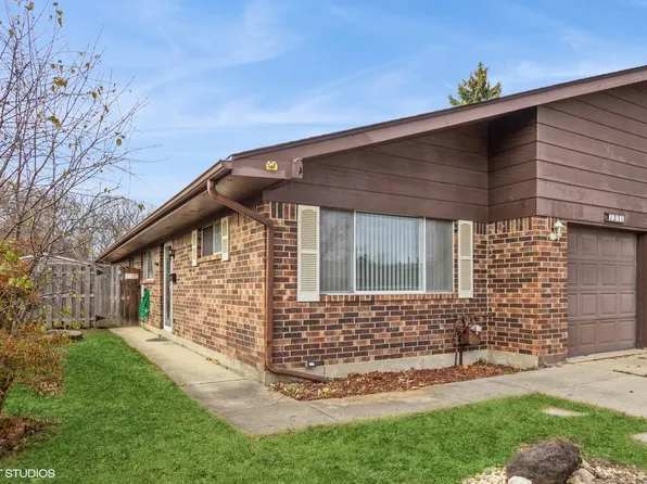 1231 Fulton Dr, Streamwood, IL 60107