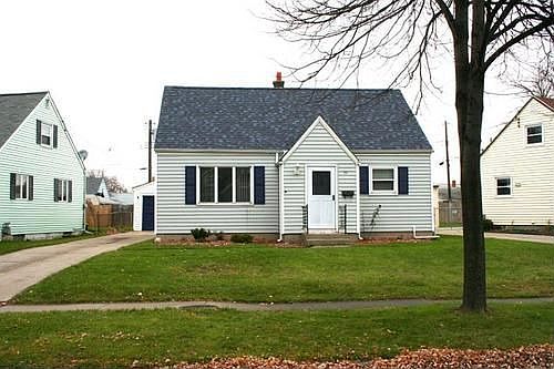 1st image of 33 Nicholas Dr S