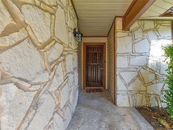 3rd image of 1414 Hillcrest Dr