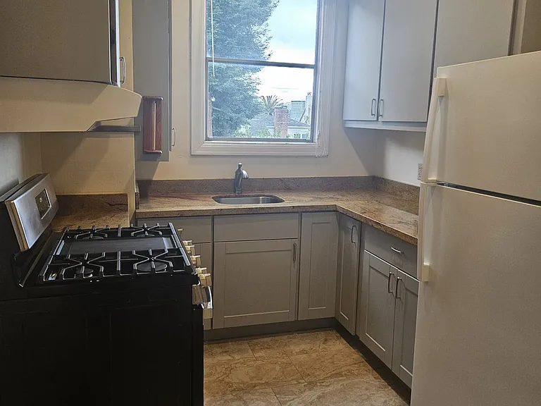 1021 Warfield Ave #5 — Photo 14