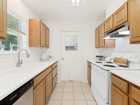 5th image of 709 E Main St