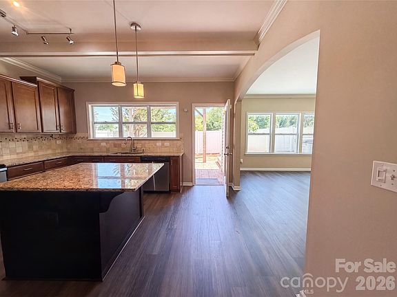5th image of 614 Dewey Ct