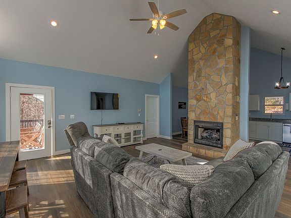 3rd image of 616 Heather Ln