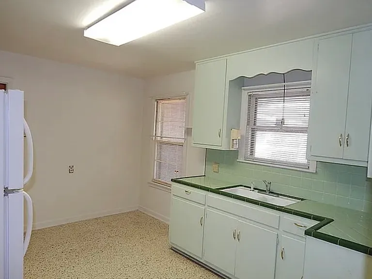 222 Wayside Dr — Photo 5