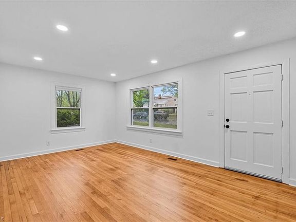 4th image of 1011 Portland St