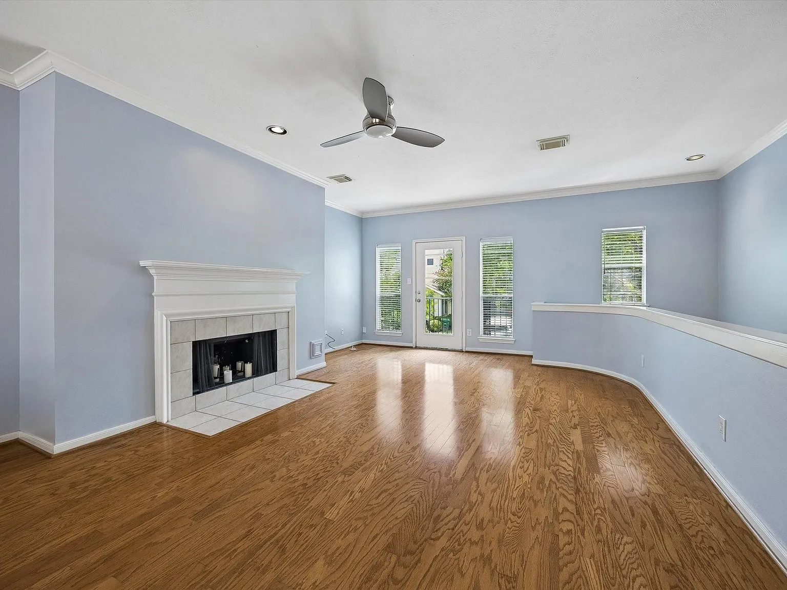 3 bed, 3.5 bath, 2020 sqft, $2,950 — Photo 4