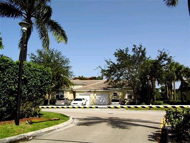 2nd image of 3319 Inverrary Blvd W