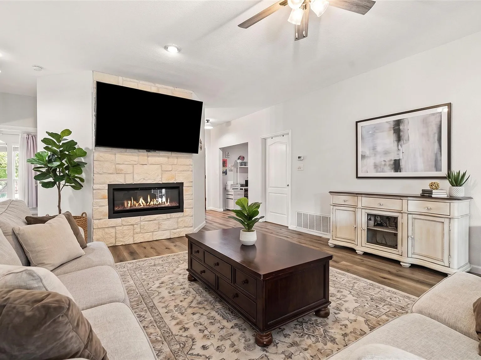 3 bed, 2.0 bath, 1500 sqft, $2,950 — Photo 2