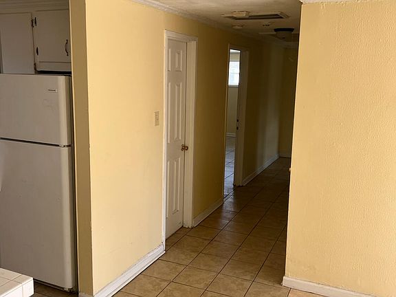 5th image of 711 W Chestnut St