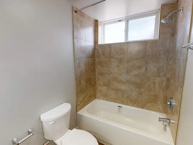 325 Giles Blvd W — Photo 5