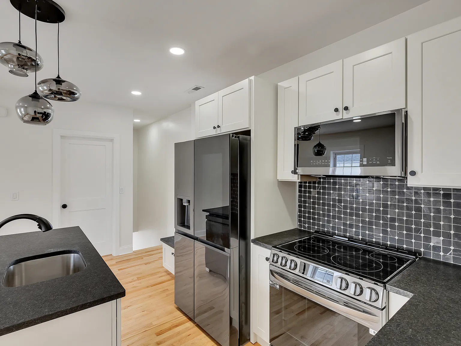 3 bed, $1,695 — Photo 2