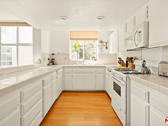 4th image of 850 S Shenandoah St APT 205