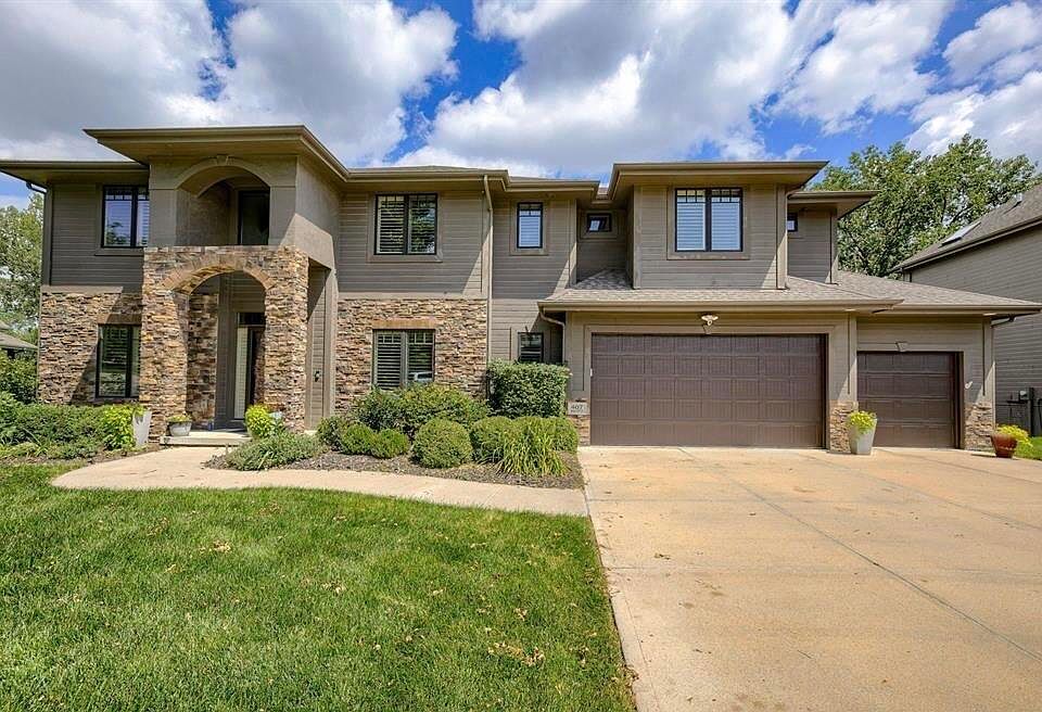 1st image of 407 S 198th St