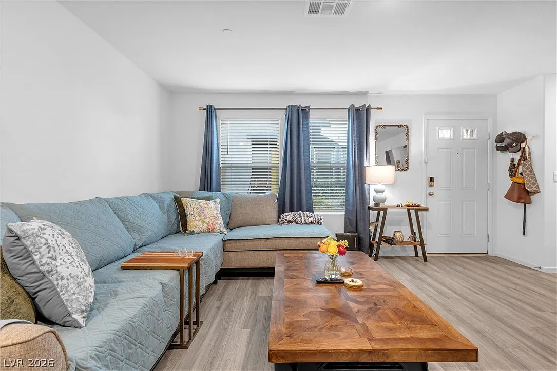 3 bed, 2.5 bath, 1295 sqft, $1,994 — Photo 2
