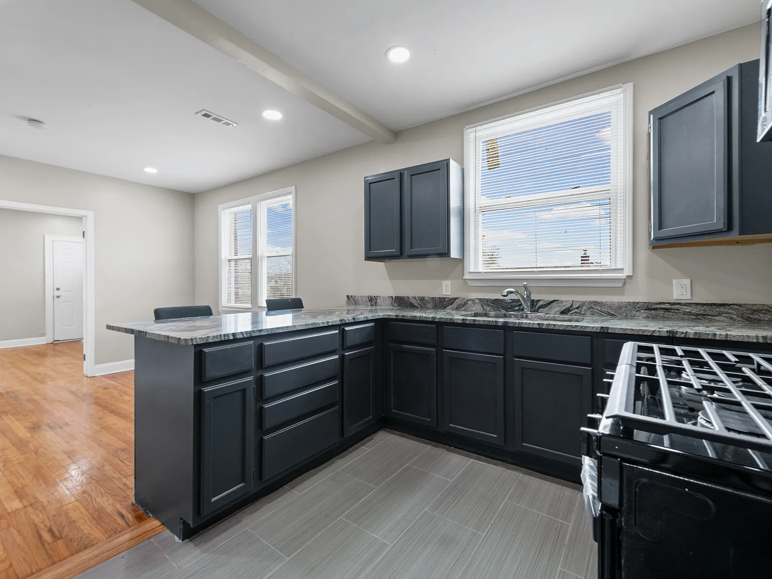 2 bed, 700 sqft, $1,100 — Photo 3