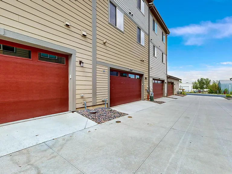 1061 Johnson Ln — Photo 22
