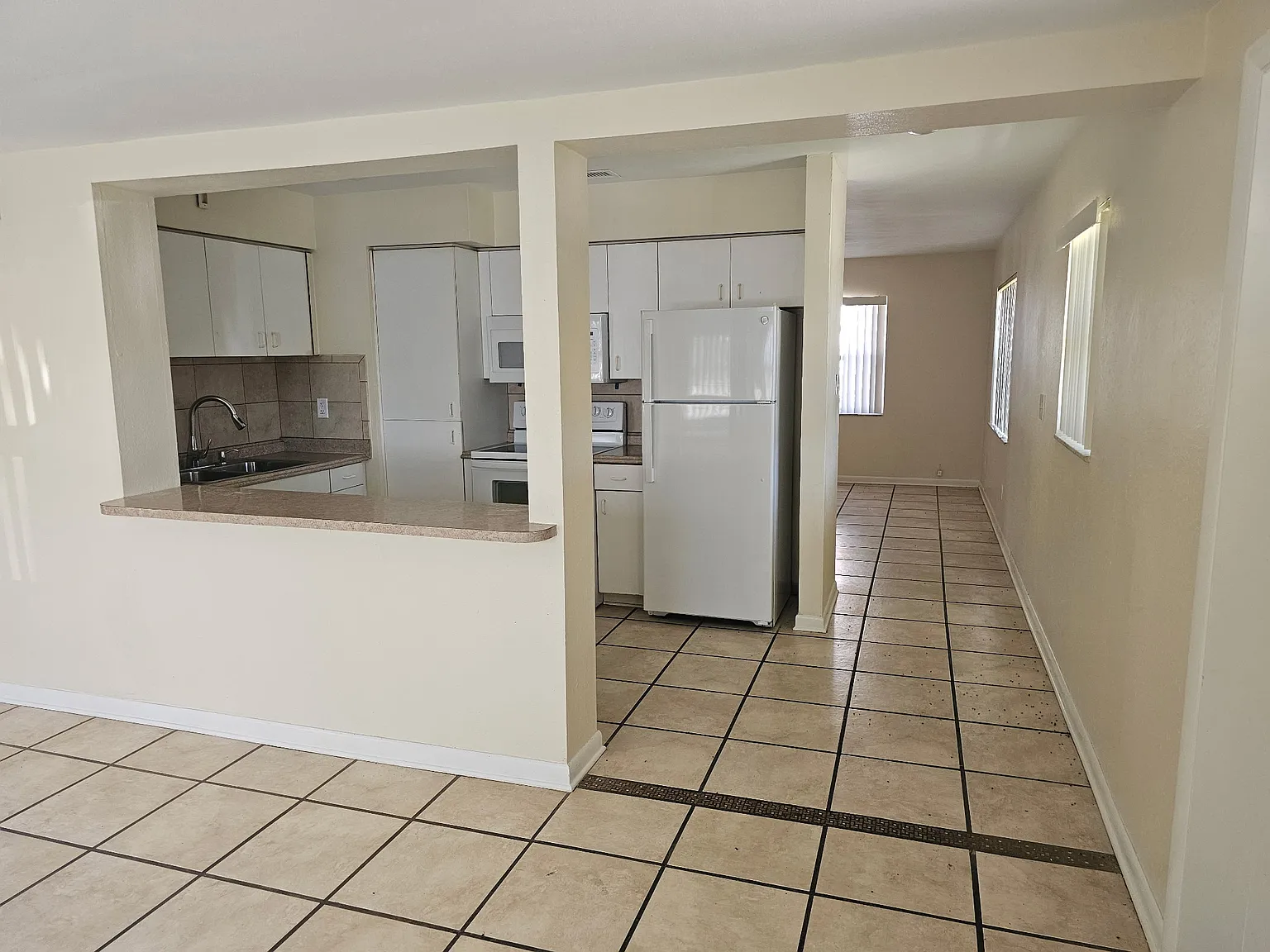 3 bed, 1190 sqft, $1,800 — Photo 2