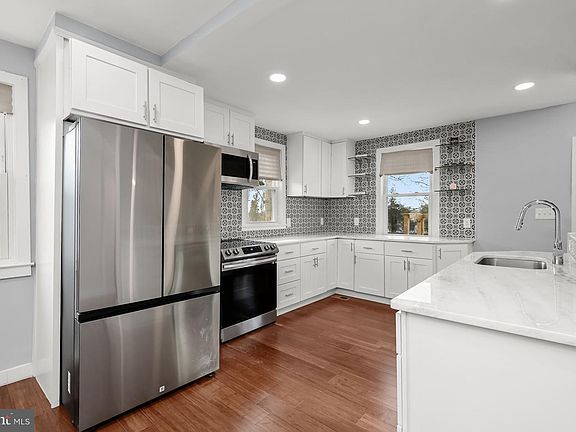 2nd image of 1902 Alto Vista Ave