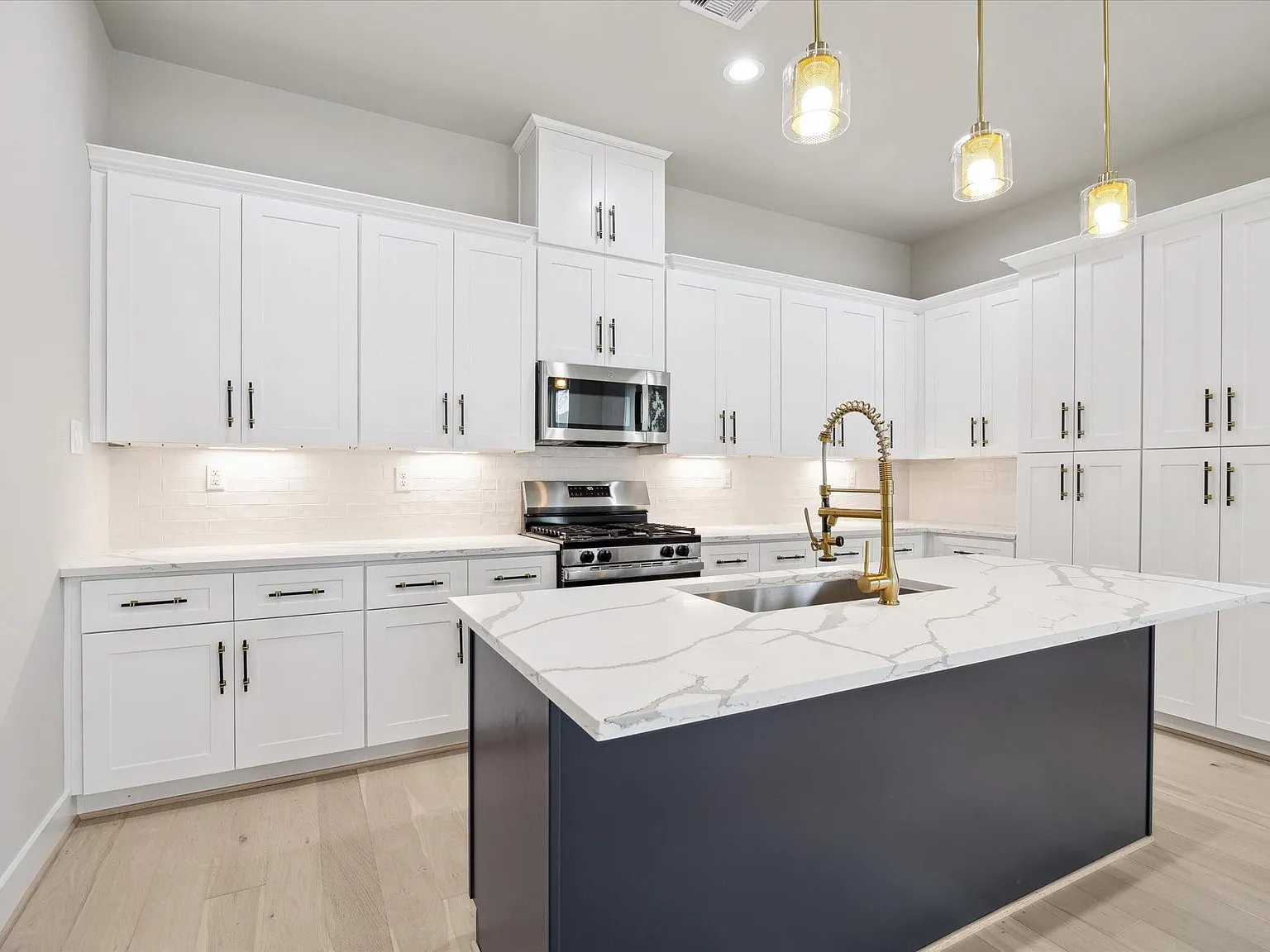 3 bed, 2.5 bath, 1640 sqft, $2,495 — Photo 3