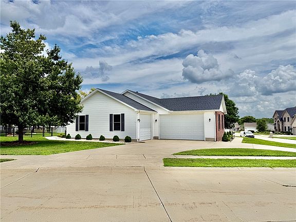 2nd image of 140 Lexington Cir