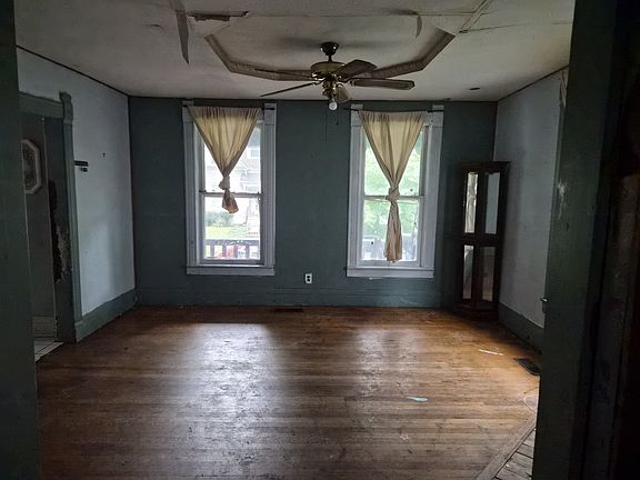 3rd image of 806 W 6th St