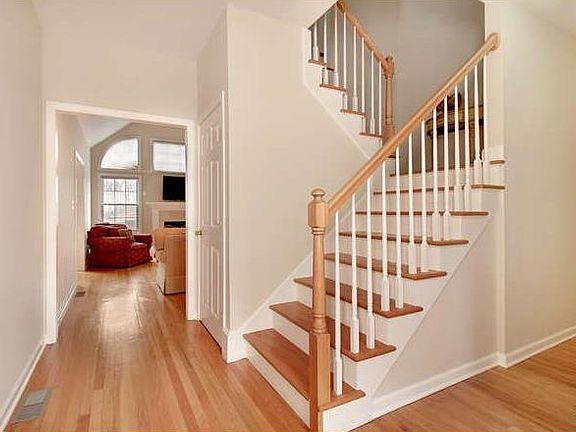 3rd image of 28 Waterford Ln
