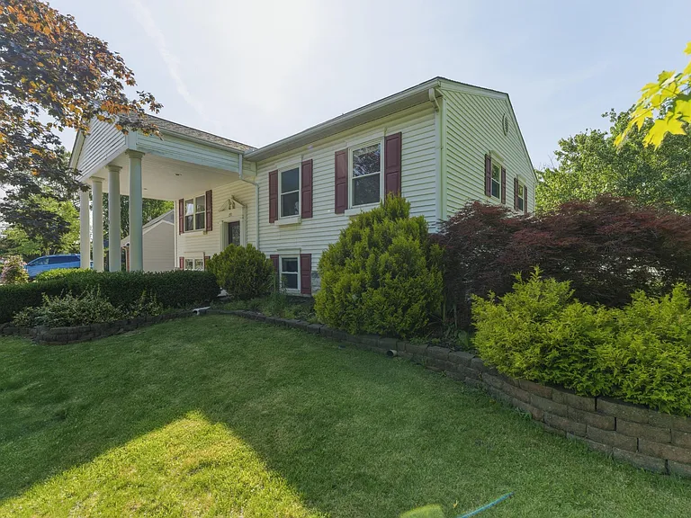 291 Hawthorne Rd — Photo 1
