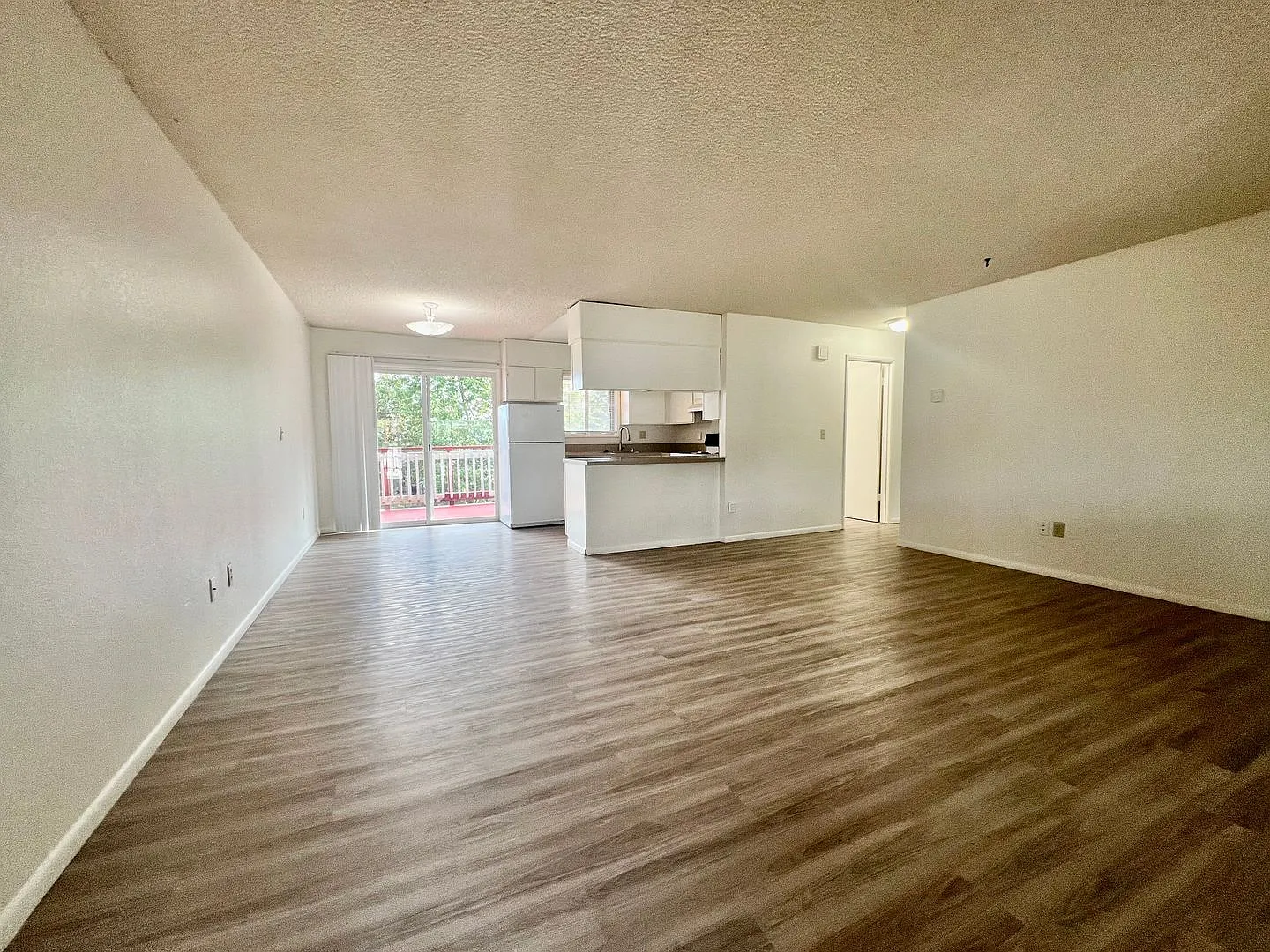 Freshly Renovated Camas 2BR with Oversized Balcony 1st Full Month FREE! — Photo 3