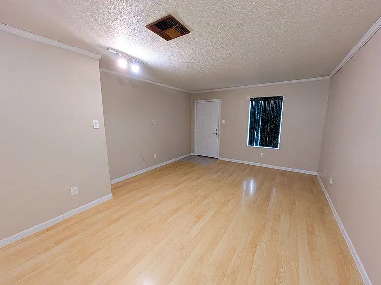 6255 Bedford Dr — Photo 3