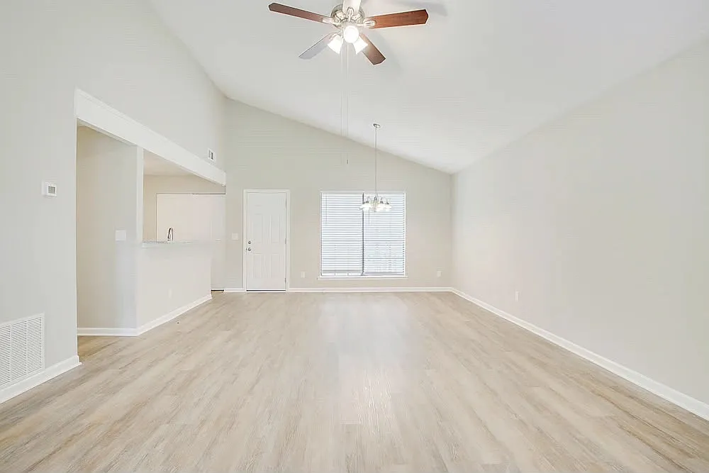 3 bed, 1387 sqft, $1,800 — Photo 2