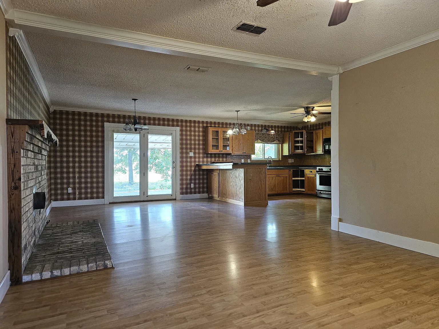 3 bed, 1.5 bath, 1429 sqft, $2,200 — Photo 1