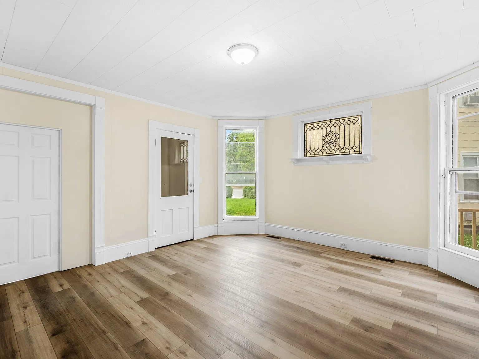2 bed, $1,100 — Photo 4