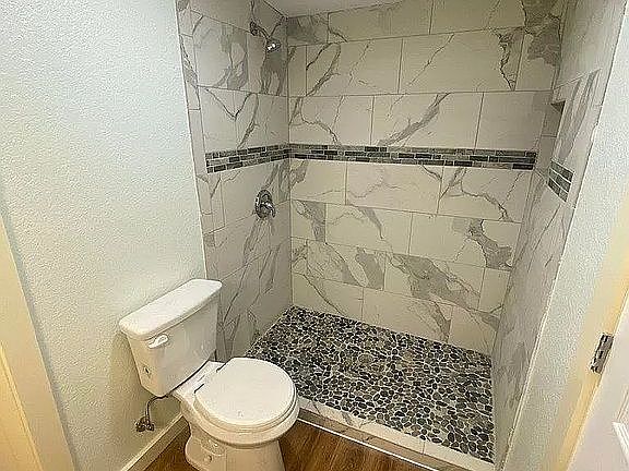 3rd image of 835 Robinson Ave