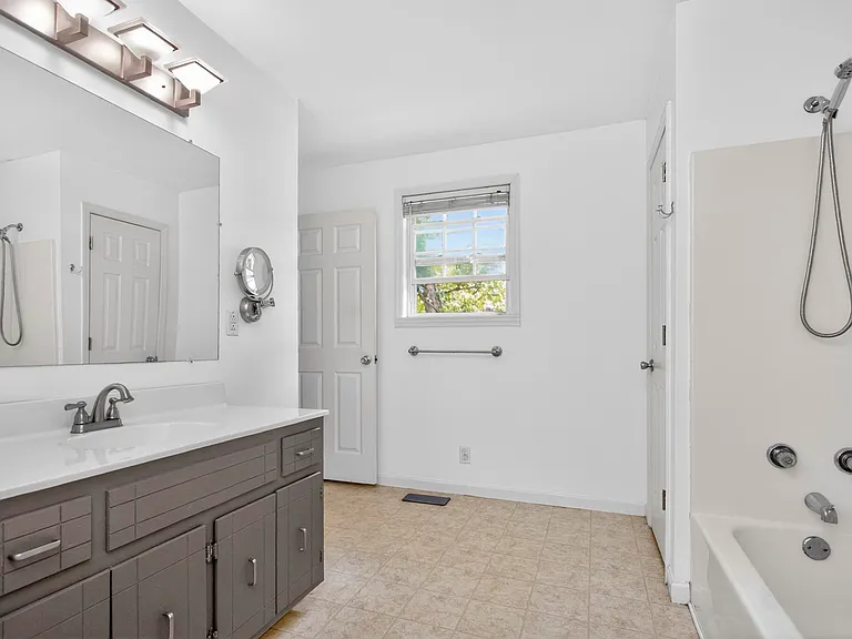 3008 Lakeshore Dr — Photo 27