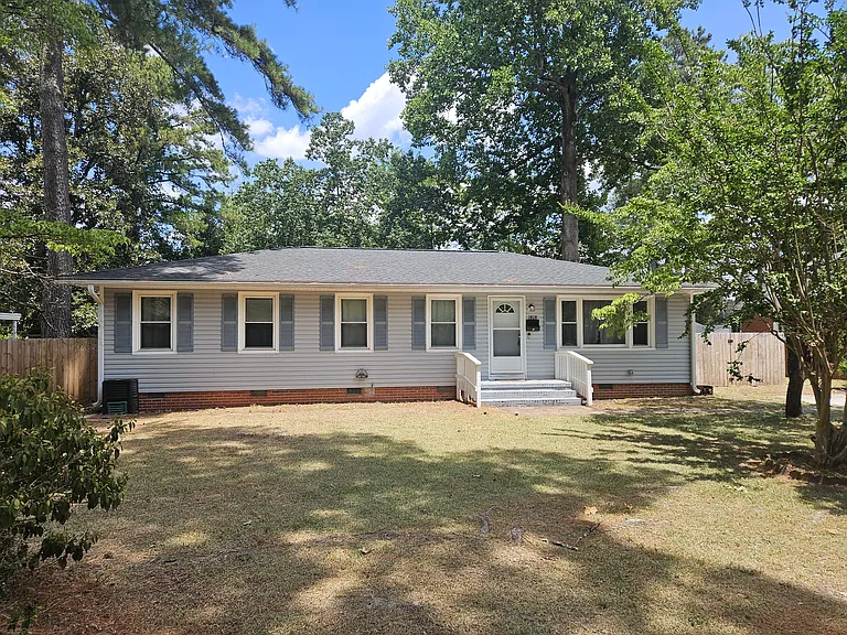 1818 Cherokee Dr — Photo 2