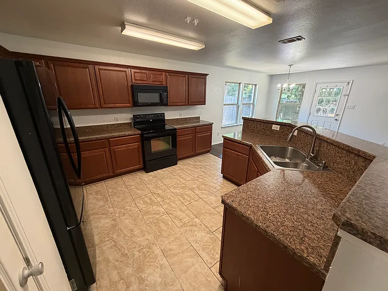 1223 Alhambra Dr — Photo 2