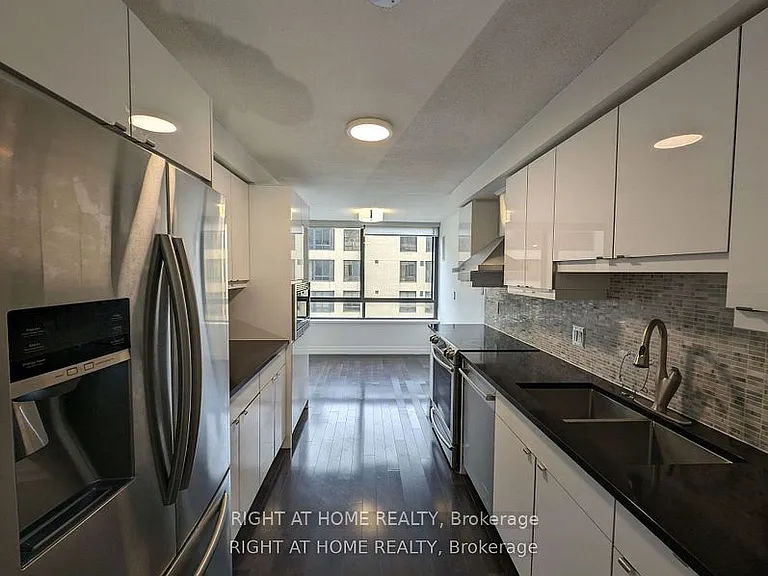 280 Simcoe St #807 — Photo 8