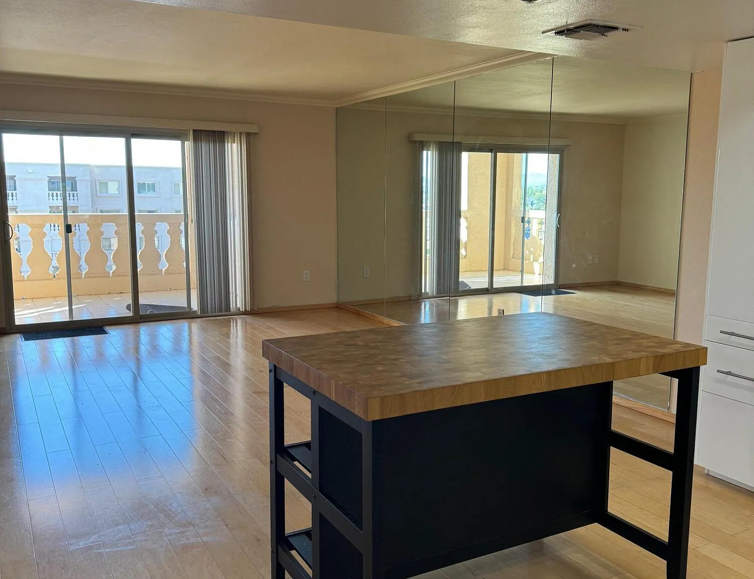 2 bed, 2.0 bath, 1200 sqft, $1,890 — Photo 2