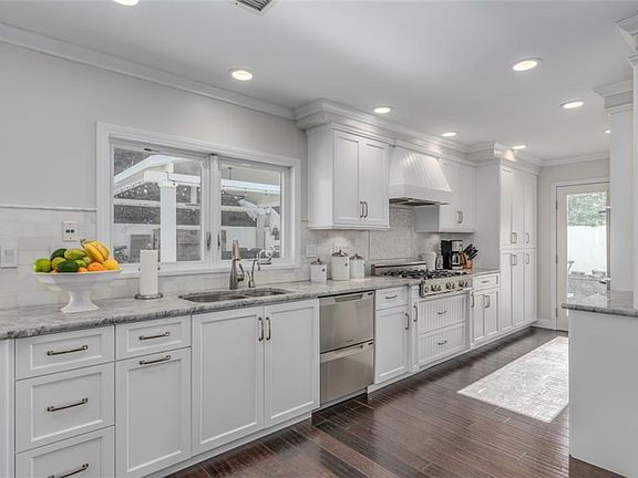 3rd image of 2220 Alta Vista Dr